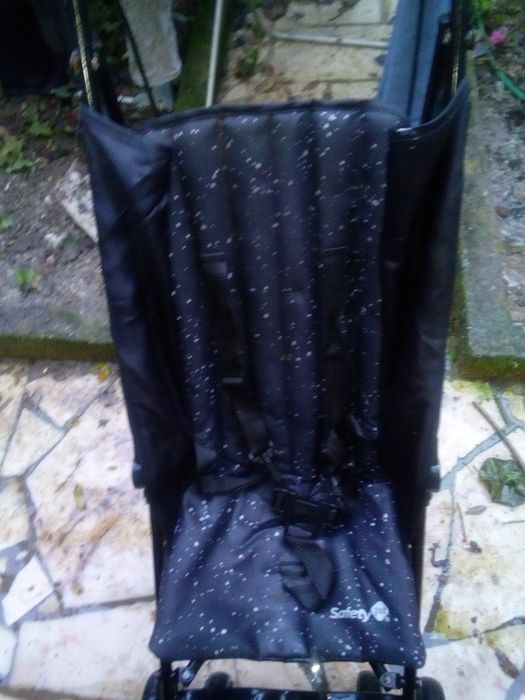 Carrinho bebe de passeio ,( tipo bengala) em estado novo 7€