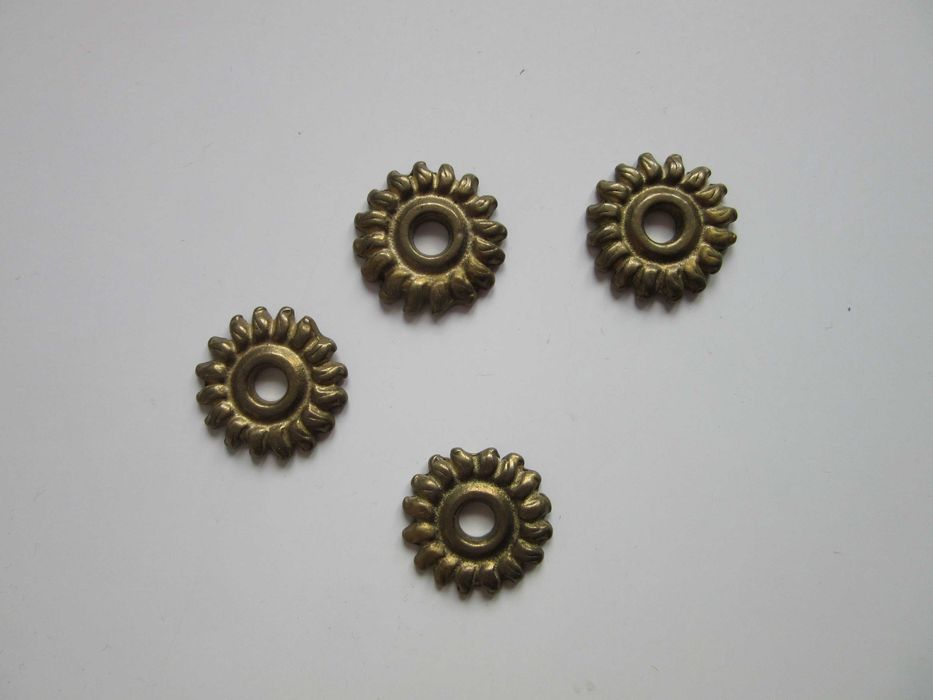 4 haczyki z szyldami .