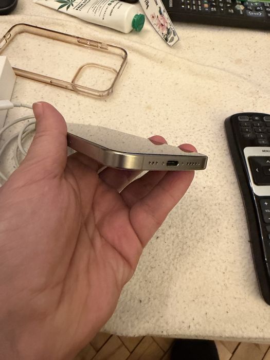 Iphone 15 pro . Tytan naturalny