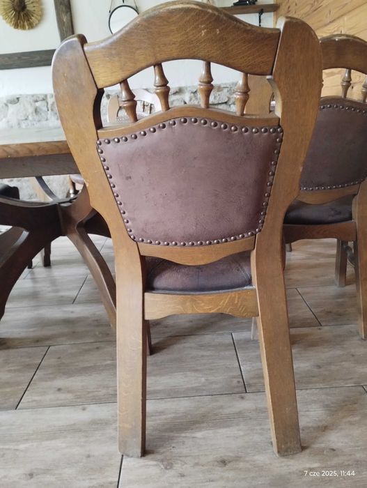 Dębowy stół z krzesłami