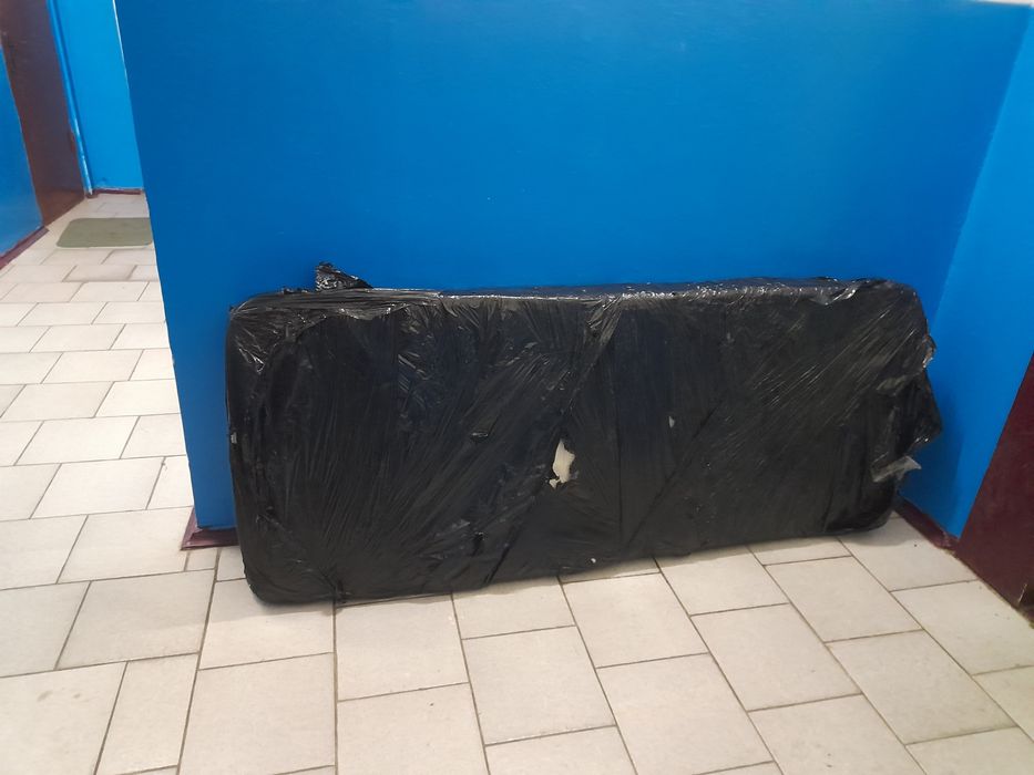 Матрас односпальний, загорнутий в стетч