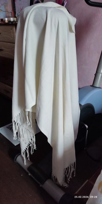 Палантин белый — тонкий, элегантный