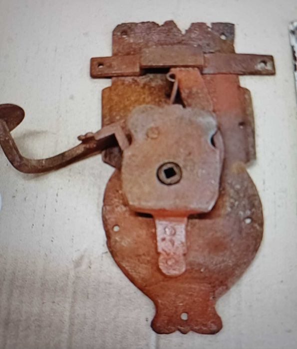 Starozytny zamek do drzwi brak klucza..