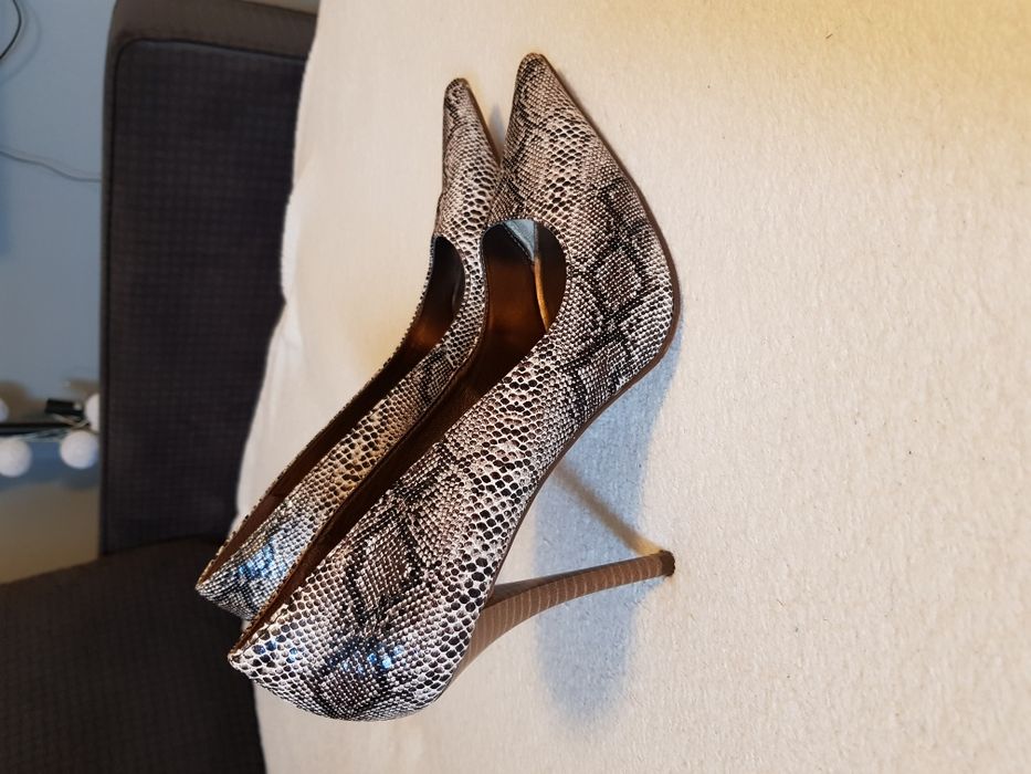 szpilki ( imitacja skory węża ) r.38 Hit tego sezonu!