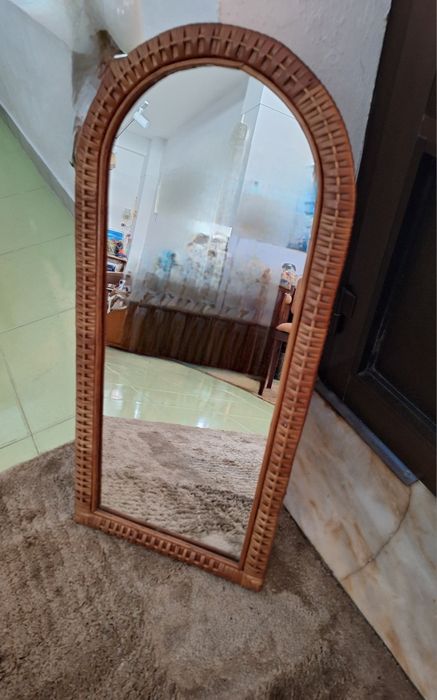 Elegante espelho de parede em verga