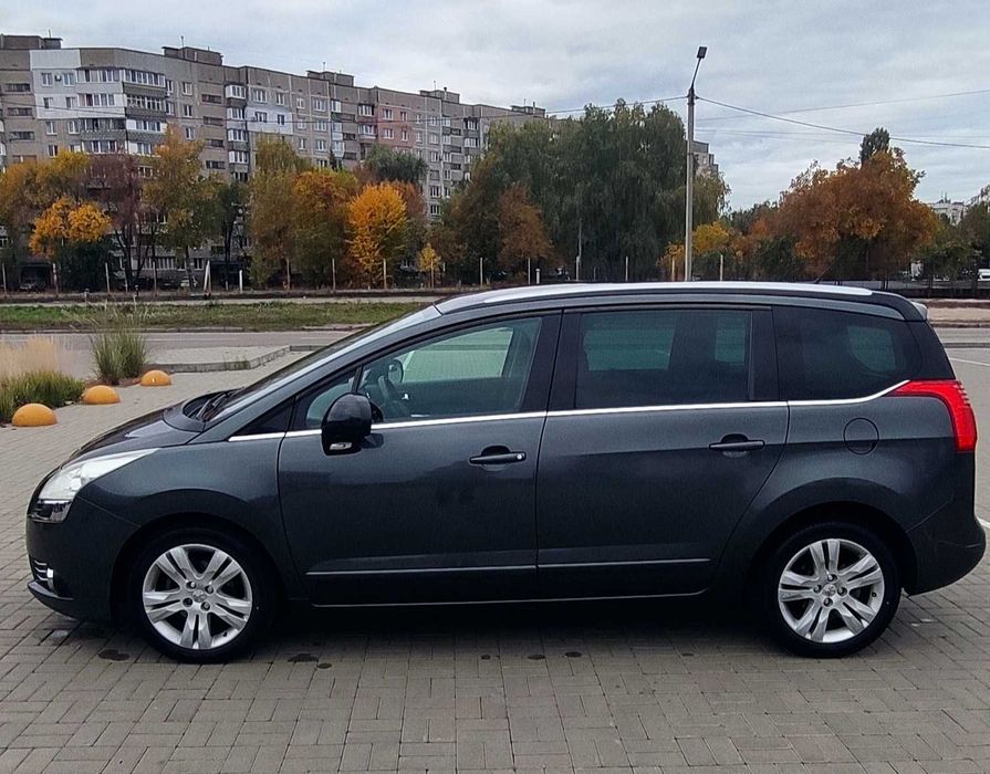 Автомобіль Peugeot 5008.