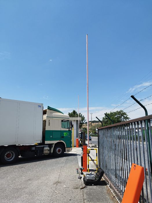 Manutenção, instalação e reparação de portas, portões e barreiras viár