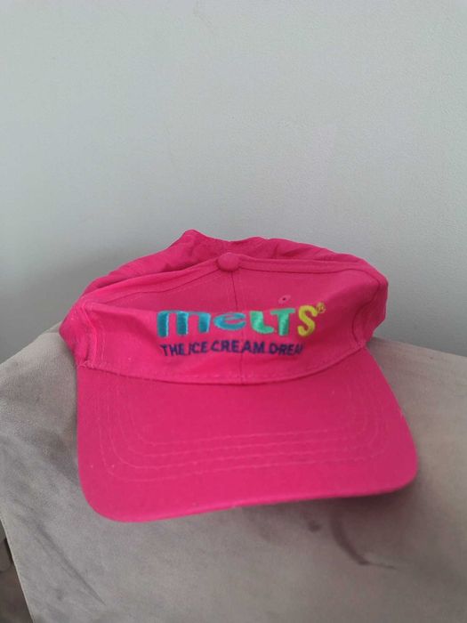 Różowa czapka z daszkiem