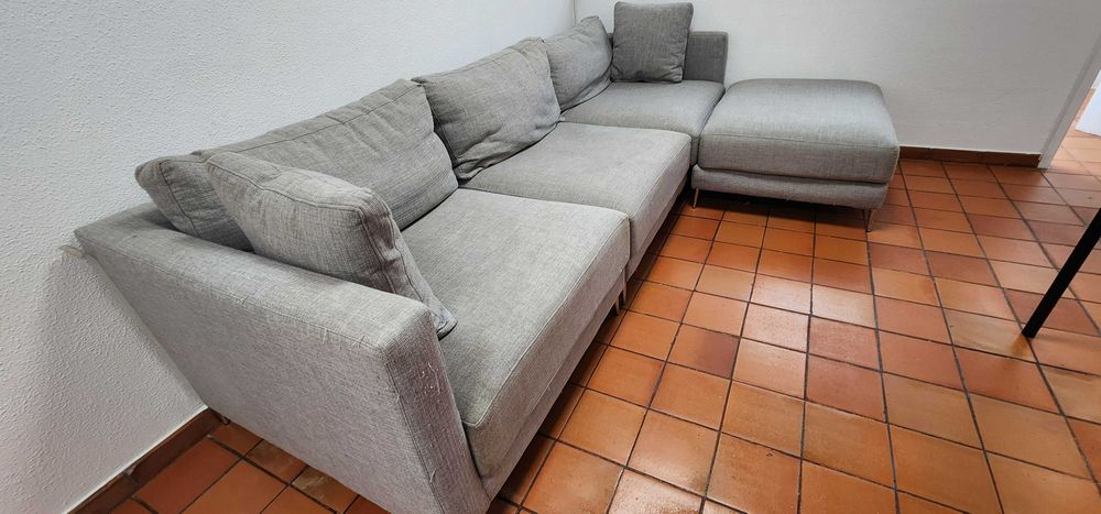 Sofá grande com otomano