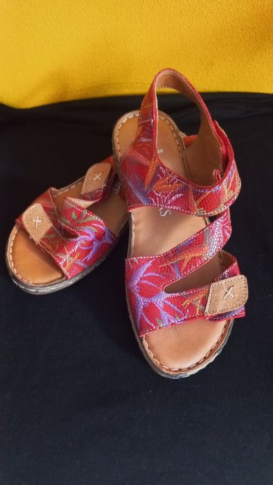 Суперкомфортні легкі натуральна шкіоа внутрі і зовні босоніжки, роз.38