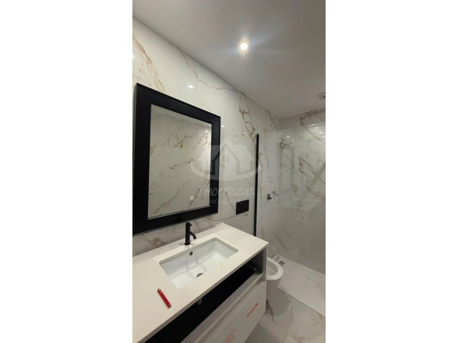 Apartamento T2 remodelado com cozinha equipada e despensa, em Odivelas