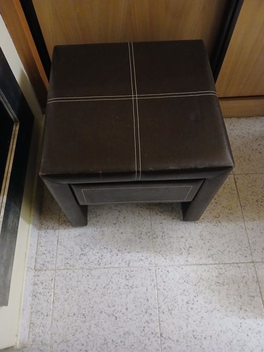 Vende-se mesinha de cabeceira