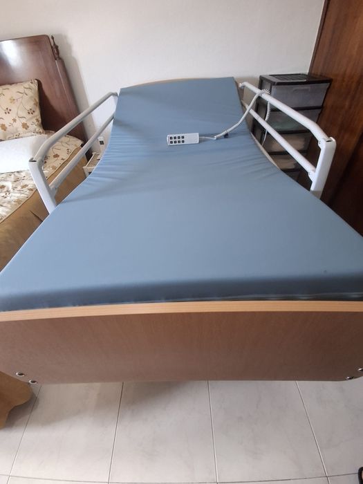 Vende-se cama articulada elétrica