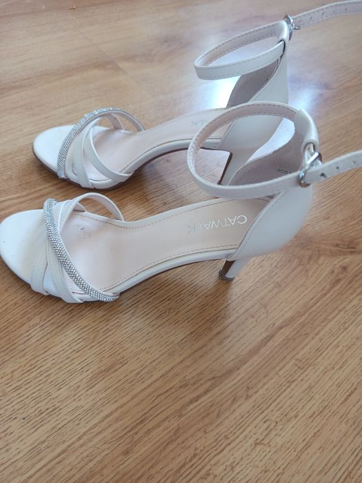 Szpilki eleganckie beżowe