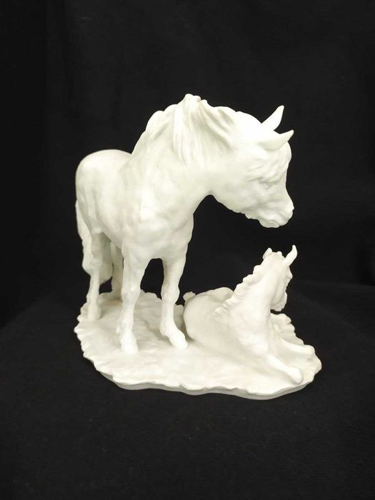 Статуэтка  лошадь с жеребёнком Кайзер 488