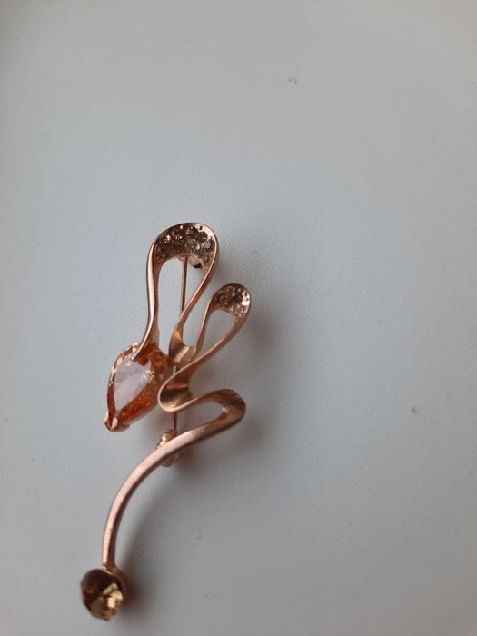 Брошка натуральный перламутр, брошка с фианитами.