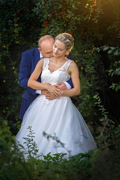 Suknia ślubna śmietankowa biel, na kole na ramiączkach