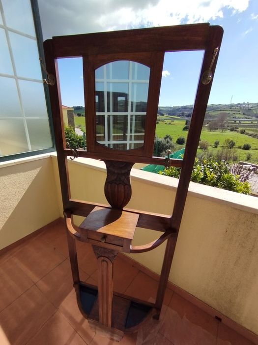 Cabide em madeira muito antigo.