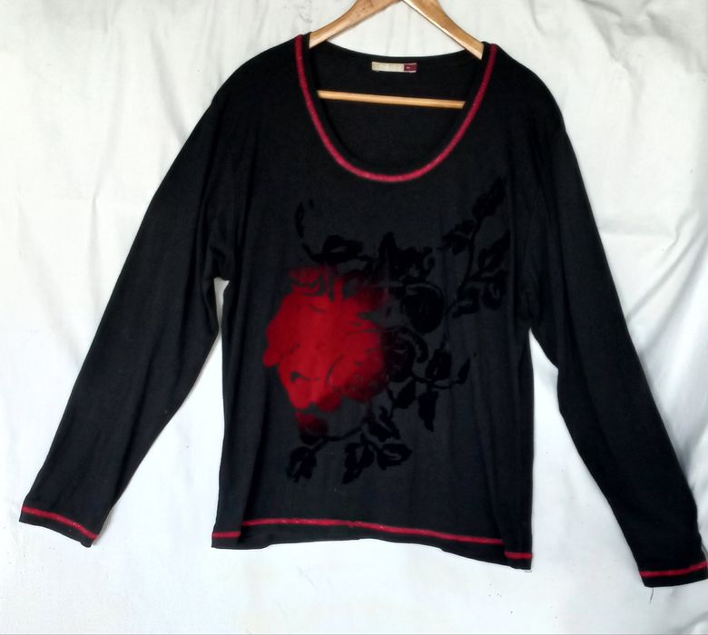 Blusa preta com estampados a veludo vermelho