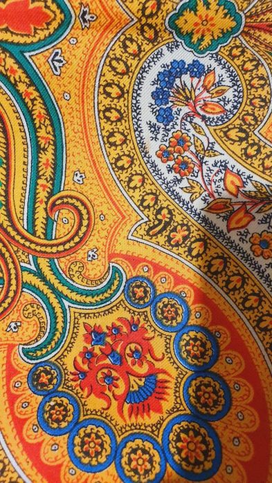 Folklorystyczna chusta w unikatowe wzory