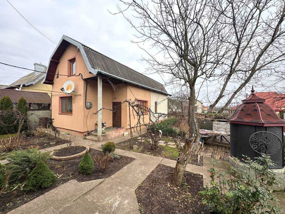 Продаж двох будинків з великою земельною ділянкою у центрі Тлумача