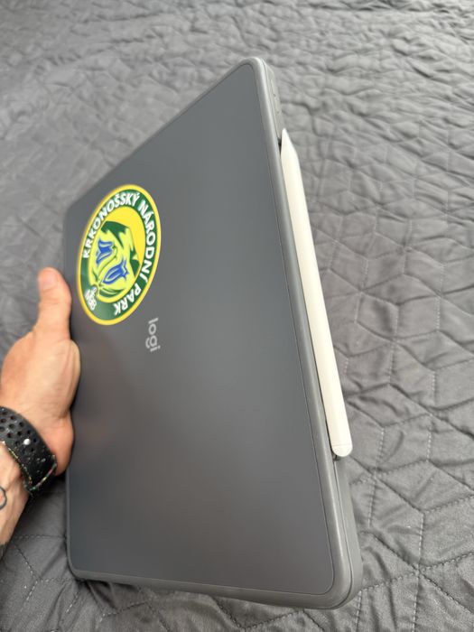 iPad 13" Air M3 WiFi 128GB, klawiatura Logitech Combo Touch , gwarancja.