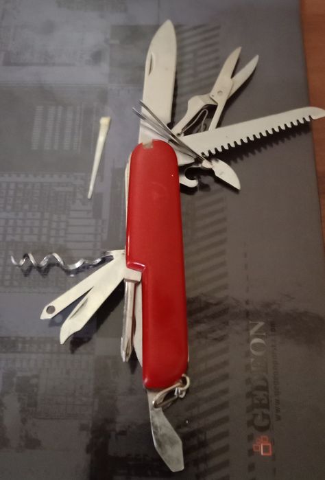 Ножи большие и  малые .разные.