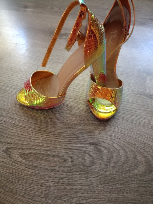 Piękne sandały rozmiar 39