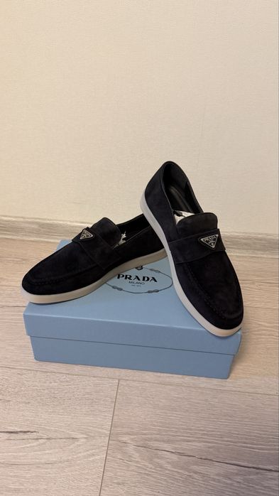 замшеві лофери Prada