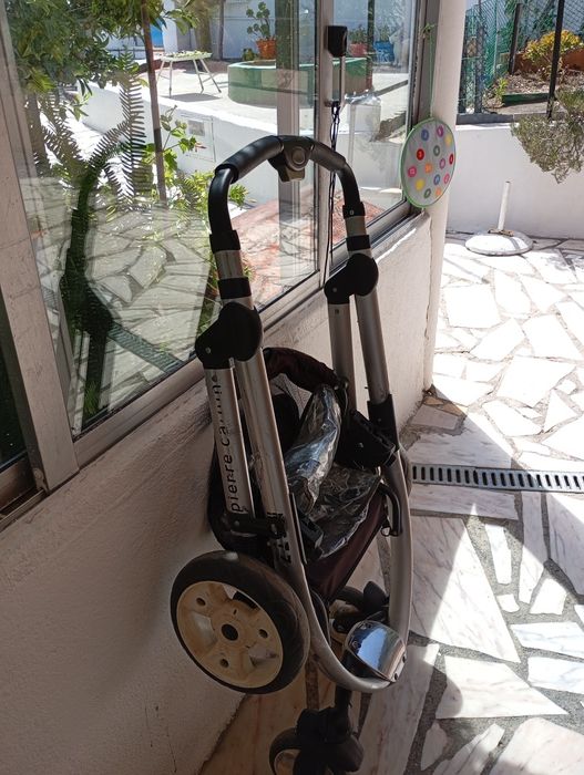 Vendo dois carrinhos de bebé,marca Pierre Cardin .