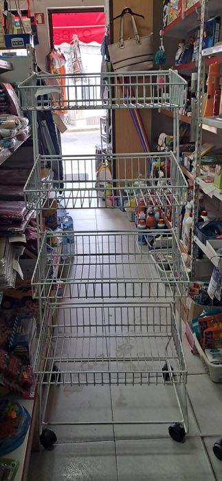 Expositor com rodas