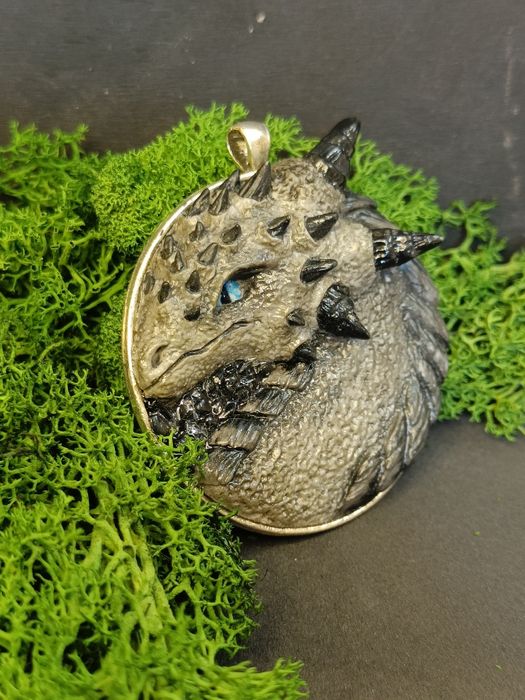 Кулон сірий дракон