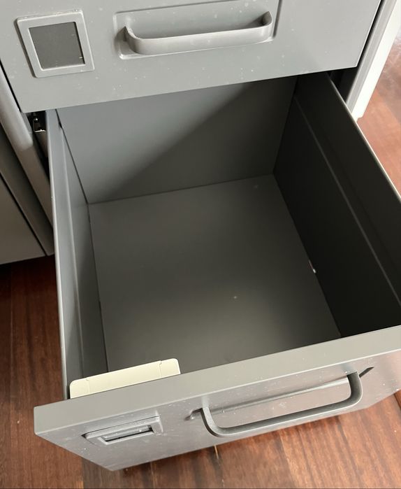 Móvel de gavetas metálico cinzento – temos 3 unidades