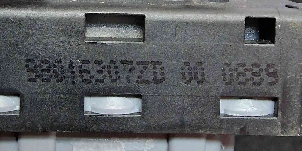 Comando / Botão / Interruptor Vidros Frente Direito 98016307ZD - PEUGEOT RIFTER