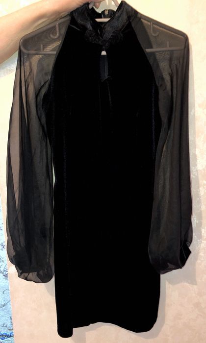 Чёрное велюровое платье с объемными рукавами