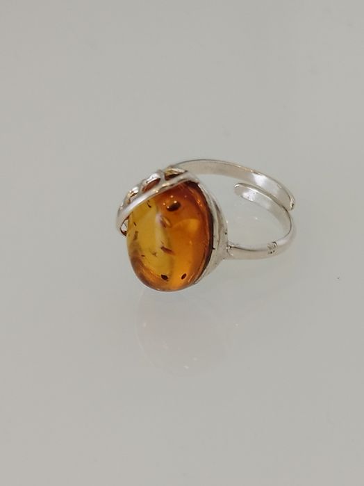 Anel com pedra de ambar em prata 925
A medida do anel é ajustável
