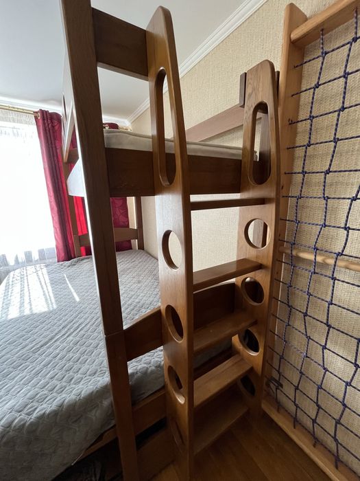 ТЕРМІНОВО продам двоярусне ліжко з дуба,яке має додаткове третє сп. л.