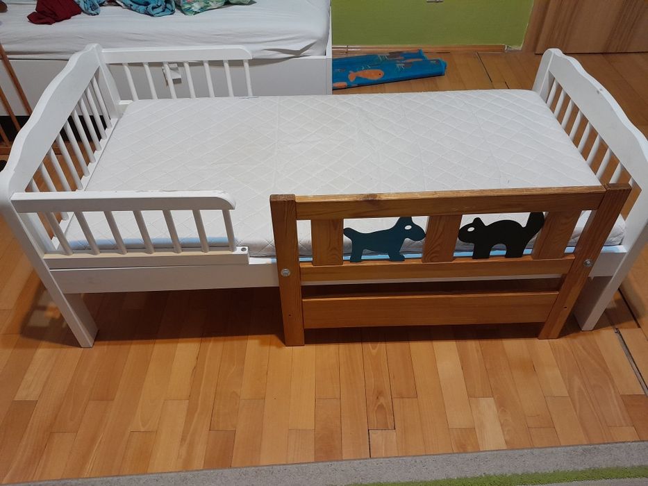 Łóżka dziecięce z barierkami i materacem