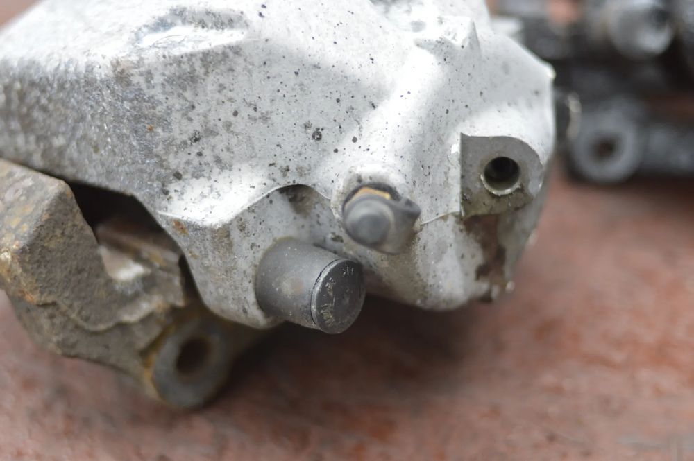 bmw e90 / e91 / e92 oryginalny komplet zacisków hamulcowych + jarzma