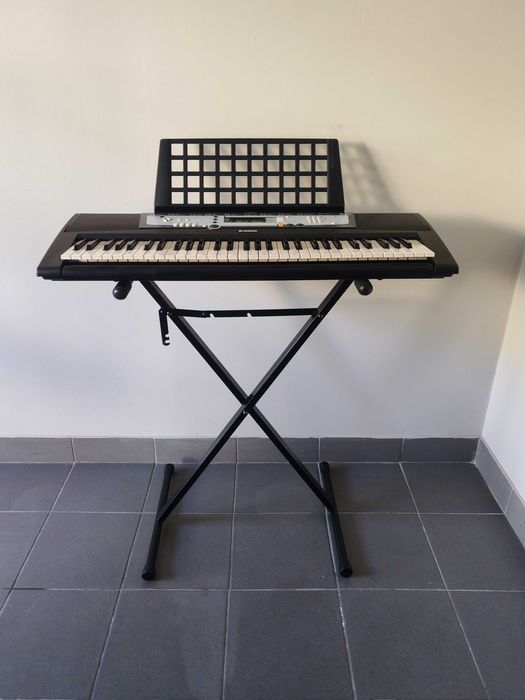 Piano/Órgão Yamaha PSR-E213 com Suporte
