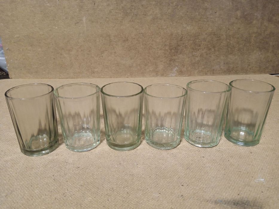 Посуд:Склянки стограмові гранені та інші.