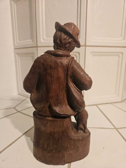 Stara ręcznie wykonana drewniana figurka wędrowca z psem 28 cm
