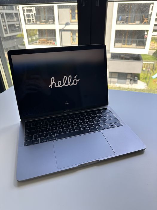 MacBook Pro 13″ 2019 – Touch Bar – Intel i5 – 8 GB RAM – 128 GB SSD
