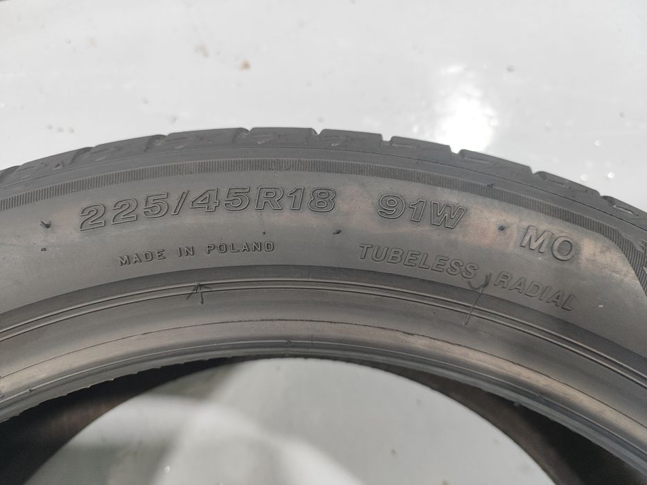 2 pneus semi novos 225-45r18 Bridgestone - Oferta dos  portes