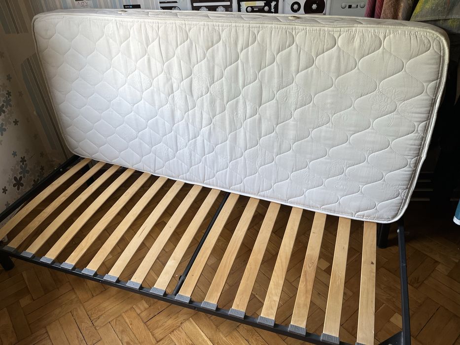 Каркас для кровати с ламелями и матрасом