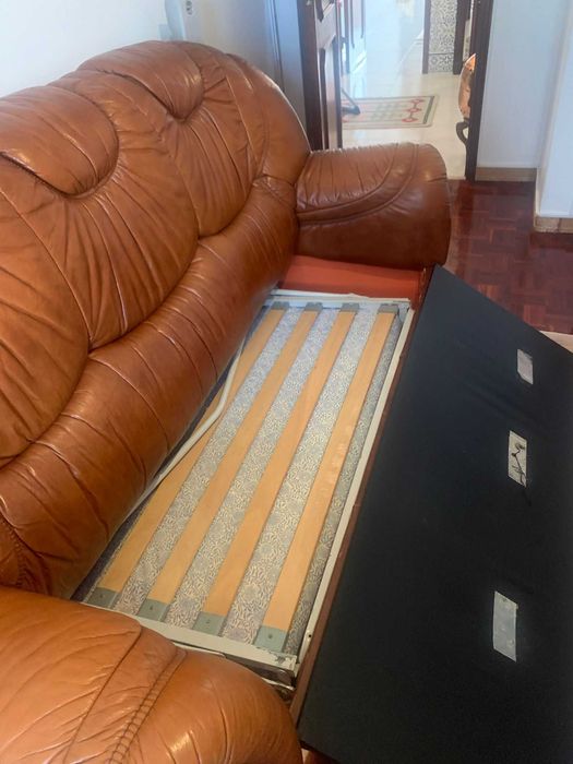 Sofá cama em pele + poltrona em pele