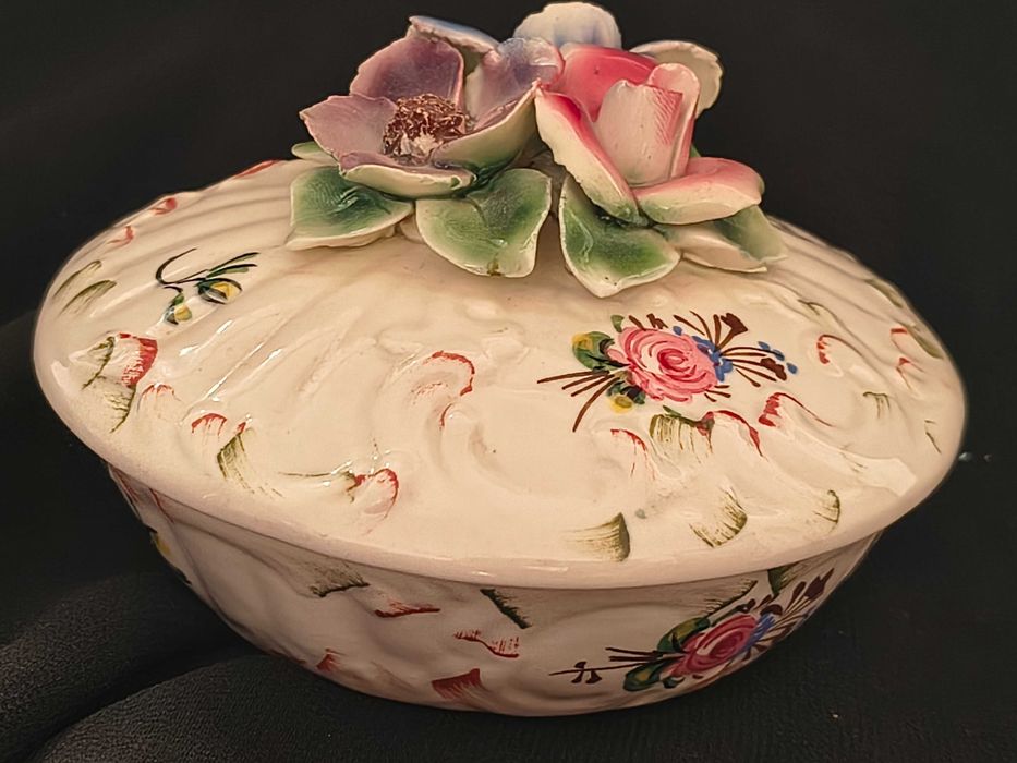 Piękna ręcznie malowana bombonierka- Włochy.