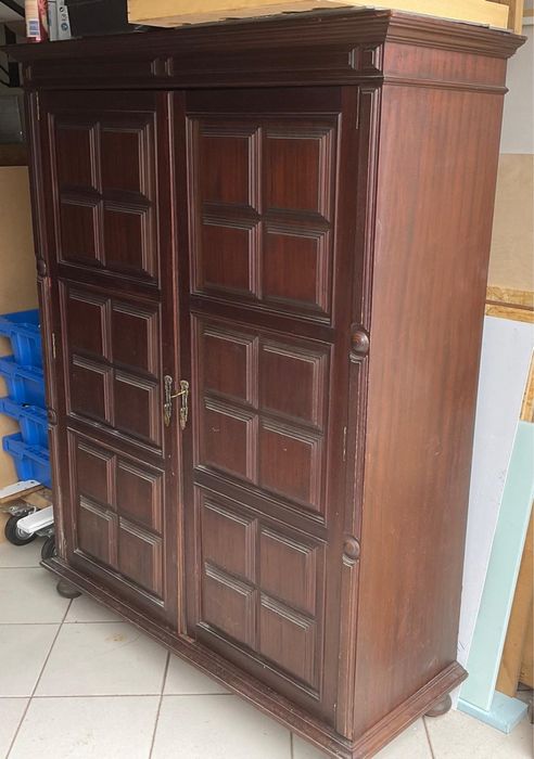 OFEREÇO Armário de sala ou quarto