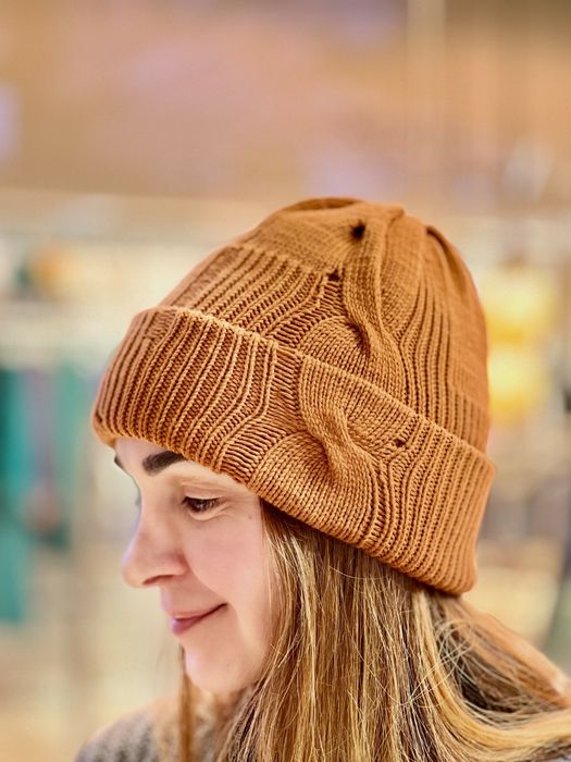 Шерстяная шапка ручной работы