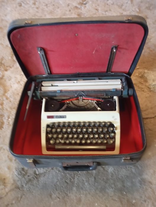 Vendo esta máquina de escreve muita bonita bom estado